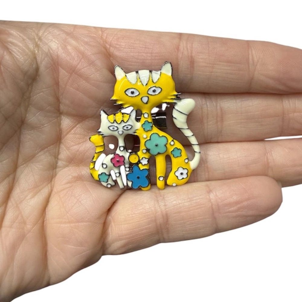 Colorful Cat Brooch with Floral Design - Picture 2 of 4